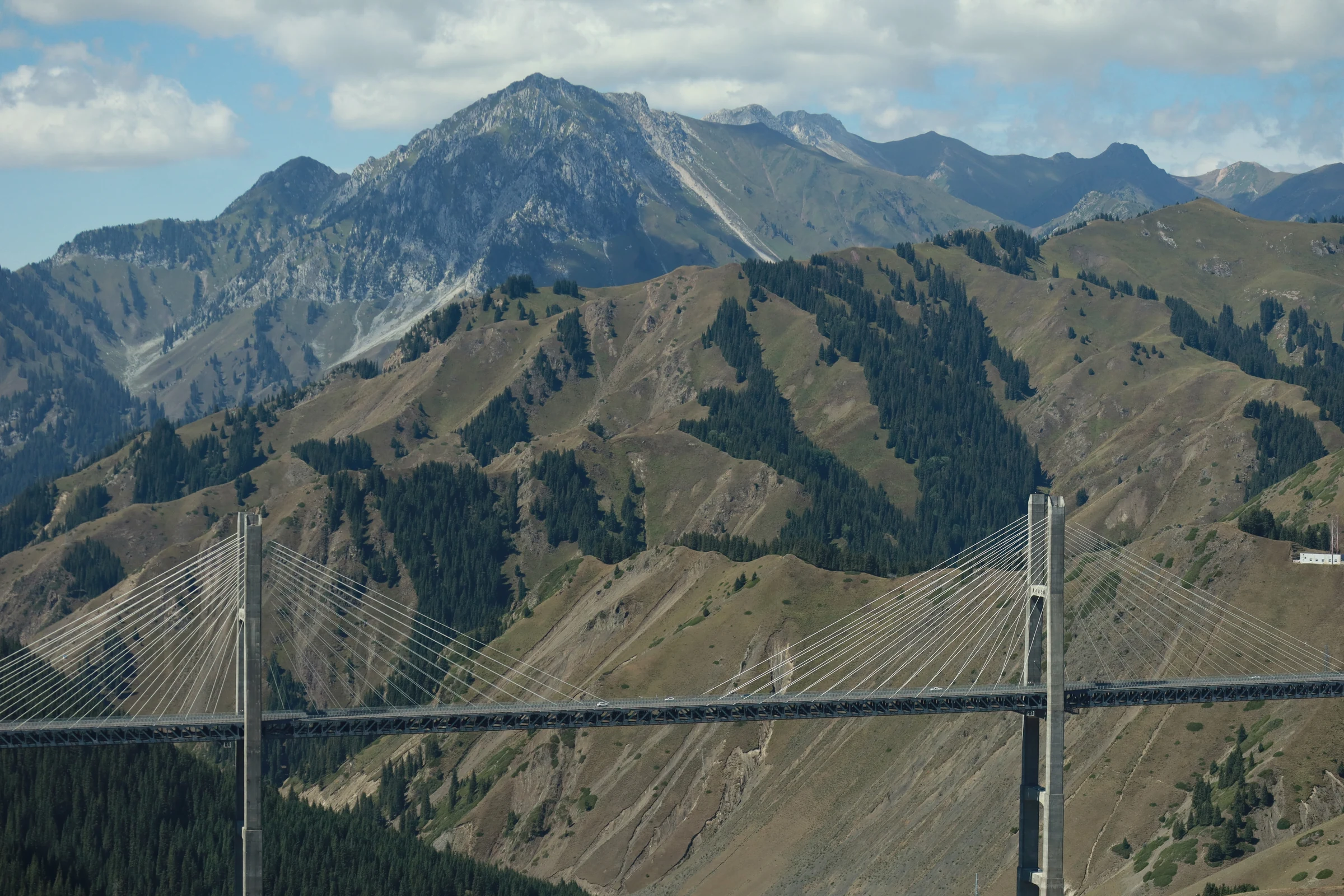 斜拉桥与层叠山岭