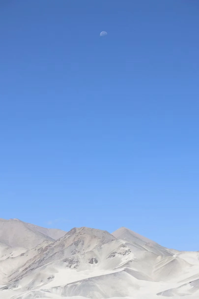 月亮与白沙